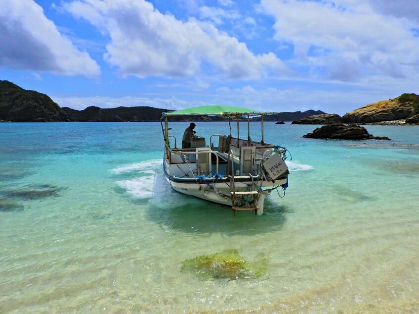 ハナリ島に渡してもらうと、すぐに透明な海