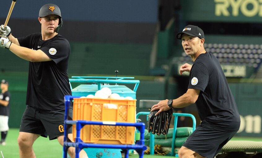 試合前にリチャード(左)に打撃指導する阿部慎之助監督(写真/日刊スポーツ)