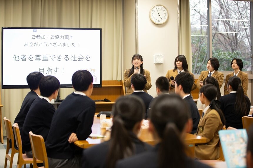 品川女子学院のCLAIR.代表の守谷さん（一番左）と発表メンバ―