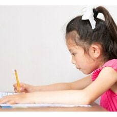 夏休みの宿題、「親子バトル」せずにすませる方法は？　「やりなさい」→「一緒にやっつけるぞ」で親が子どもの味方に