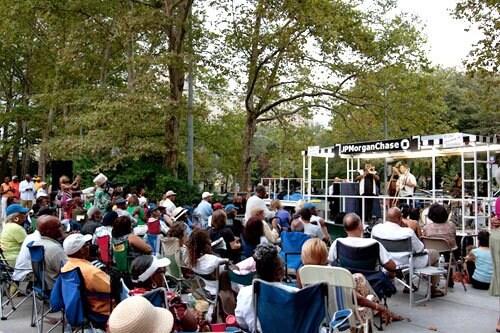写真・図版(2枚目)| ハーレム・コミュニティの夏の風物詩 “Jazz Mobile”