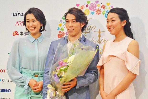 引退を表明した無良さん（中央）、姉の舞さん（左）とともにアイスショーの会見に臨んだ真央さん（ｃ）朝日新聞社