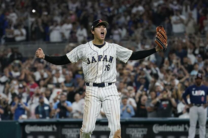 指名打者として先発出場した大谷翔平は九回に登板し、優勝を決めた瞬間に雄たけびをあげる（ＡＰ／アフロ）