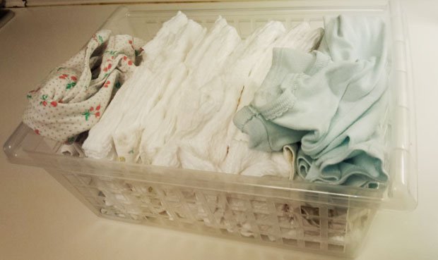 風呂場の脇の棚に家族それぞれの下着カゴを配置。洗濯物を畳んでしまう手間を解消（撮影／編集部・小林明子）