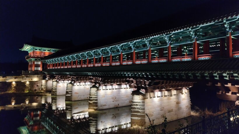 慶州の夜と言えばこの景色。歴史書「三国史記」にも出てくる月精橋は、実際に渡ると天井も高く横幅も広い