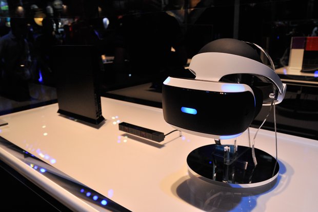 「プレイステーションVR」（右）と「プレイステーション4」