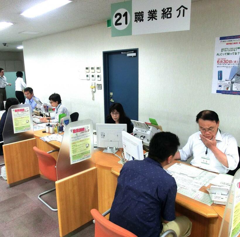 職探しの際に通うハローワークの窓口　（ｃ）朝日新聞社