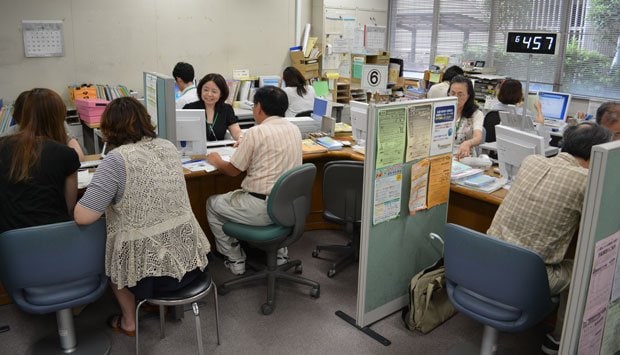 ハローワークで仕事を探す人たち　（ｃ）朝日新聞社　＠＠写禁