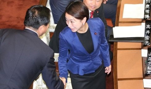 衆院本会議場に入った山尾志桜里議員（ｃ）朝日新聞社