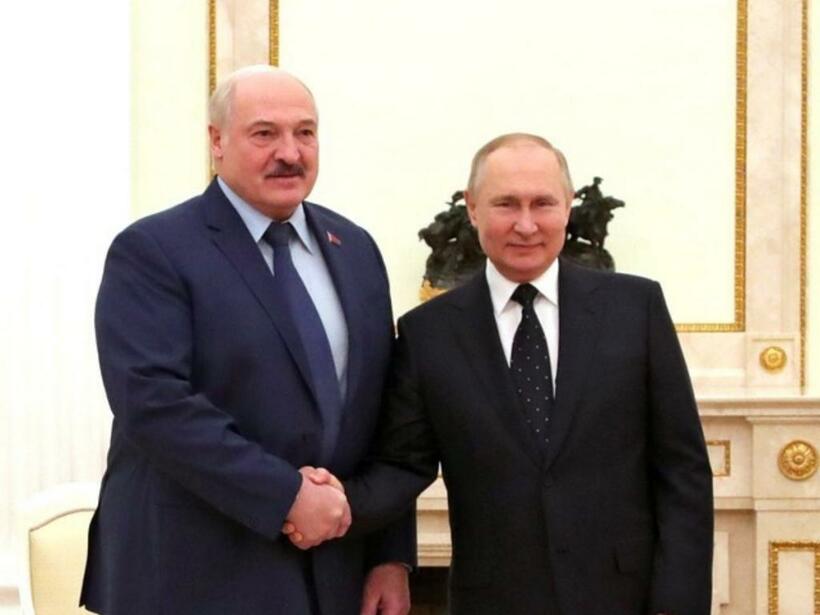 ベラルーシのルカシェンコ大統領（写真左）とロシアのプーチン大統領（ｇｅｔｔｙｉｍａｇｅｓ）
