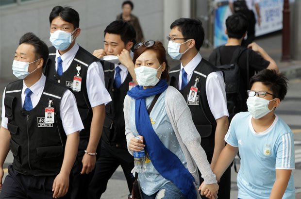 ＭＡＲＳへの感染予防のためマスクをする韓国の人々。小売やレジャーに影響が出ている／ソウル（写真：ｇｅｔｔｙｉｍａｇｅｓ）