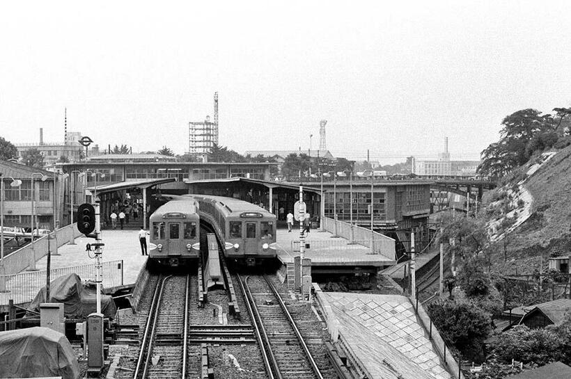 営団地下鉄（現東京メトロ）丸ノ内線四ツ谷駅で離合する400型と300型。画面右側に国鉄（現JR）中央線と1913年に架橋された四谷見附橋が見える。（撮影／諸河久：1963年7月21日）