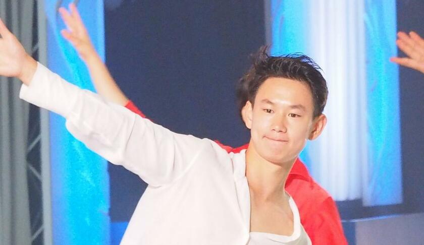 栃木県日光市で行われたアイスショーで観客に手を振るデニス・テンさん＝２０１７年８月（Ｃ）朝日新聞社