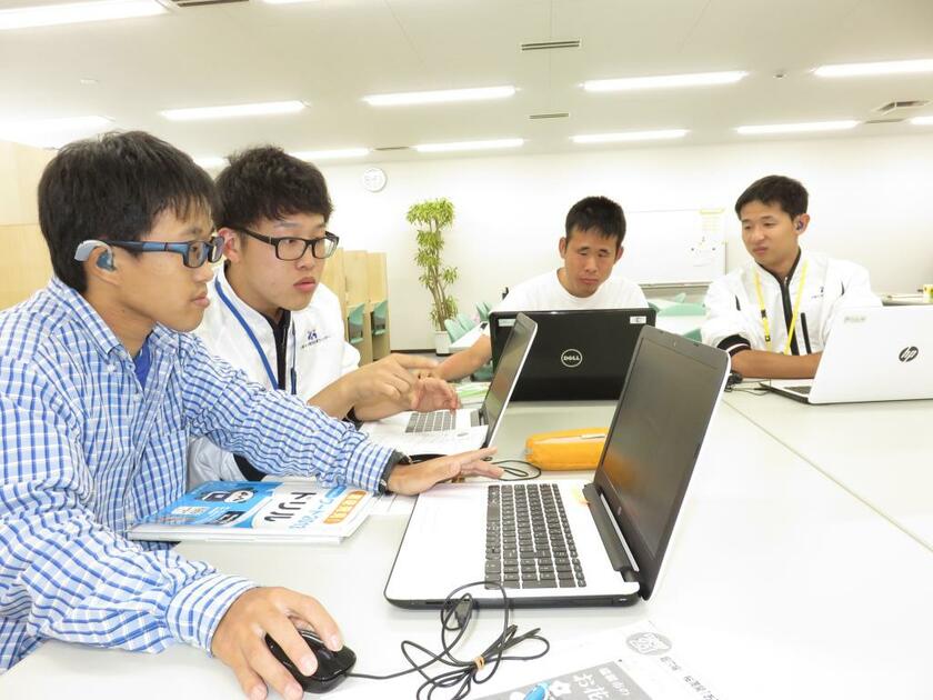 スタッフのマンツーマン指導でパソコンのスキルを磨く新島浩章さん（左）。就職への熱意は高く、積極的に質問していた（撮影／編集部・大平誠）