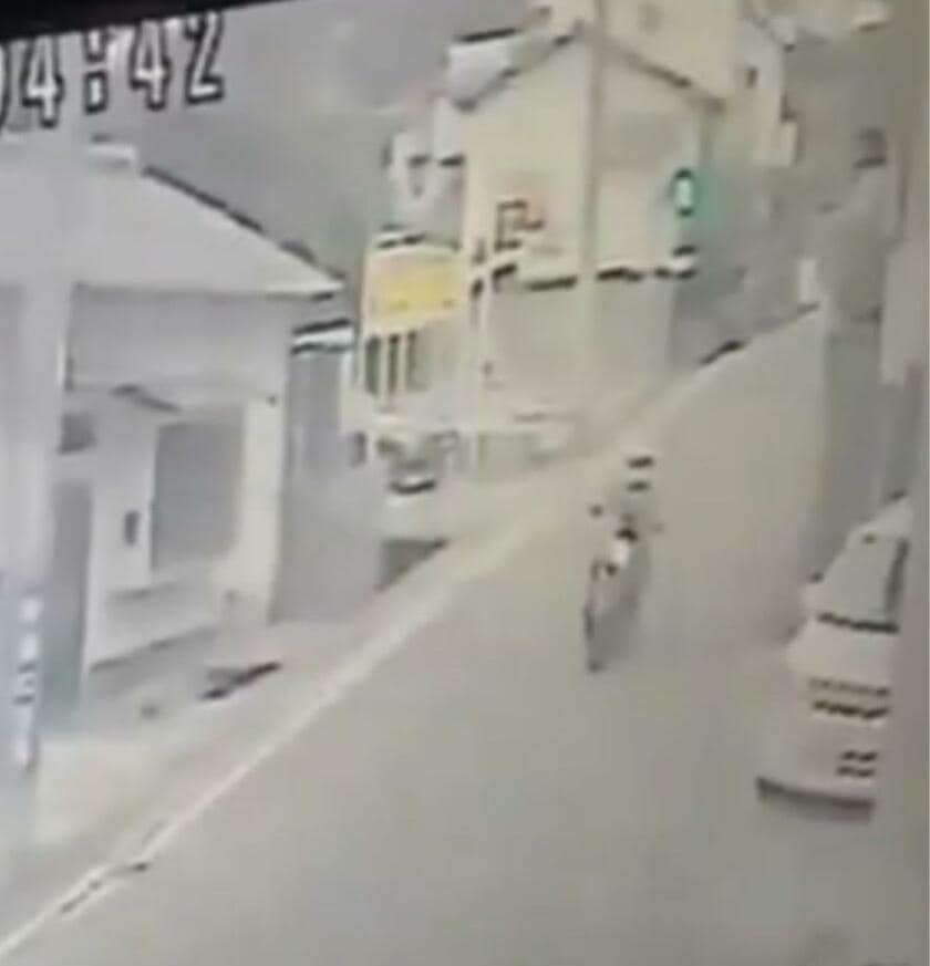 本誌が入手した防犯ビデオの映像。犯人のバイクが組員が乗った軽自動車に近づく（提供）