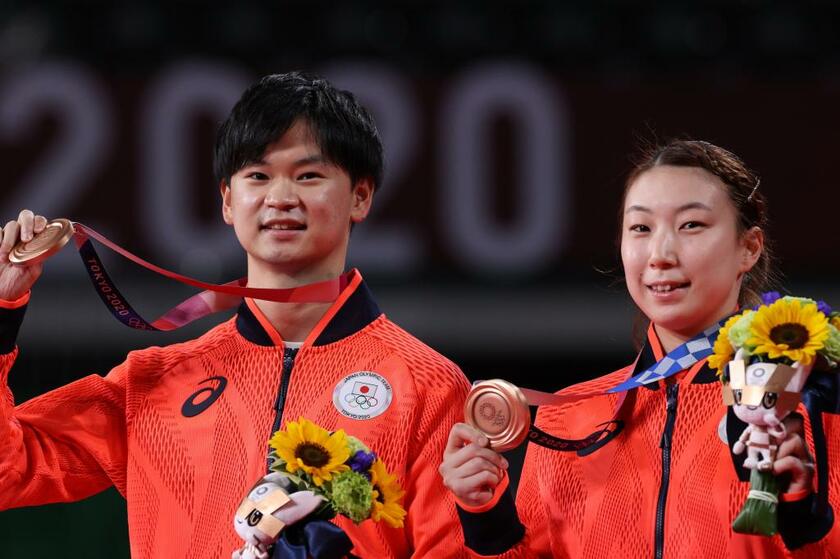 【混合ダブルス】渡辺勇大（左）、東野有紗組は銅メダル。日本勢は全種目を通じて３大会連続のメダル獲得となった　（ｃ）朝日新聞社