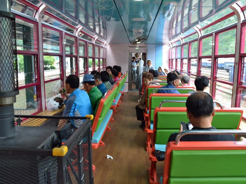 「V-TRAIN」の車両は窓が広く絶景が楽しめる (撮影/植村 誠)