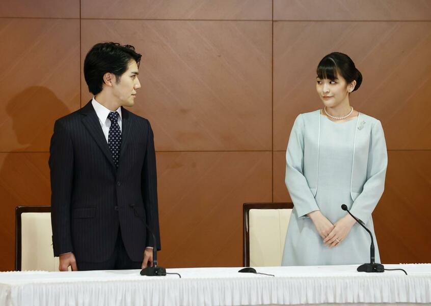会見した小室圭さんと眞子さん(c)朝日新聞社