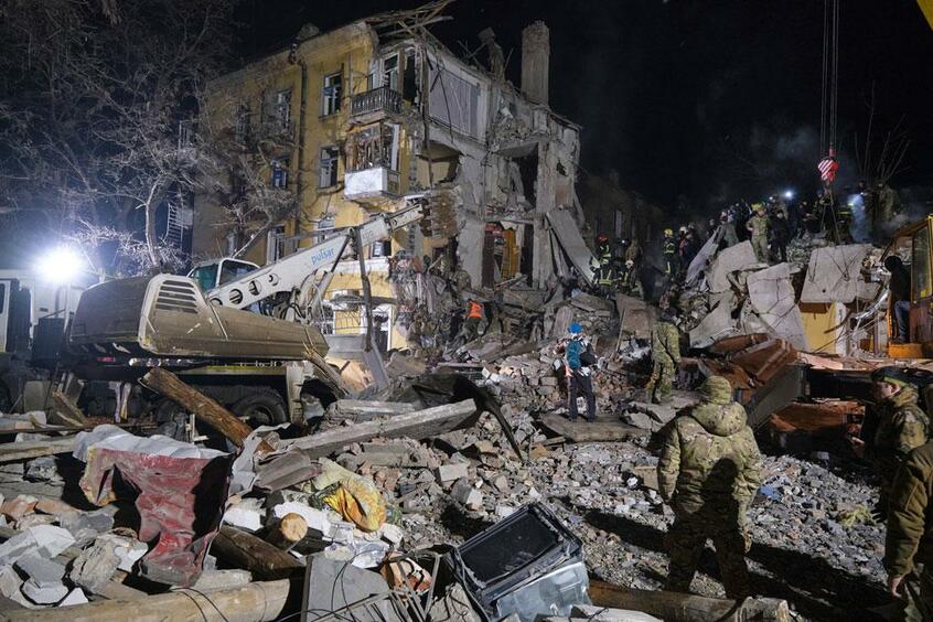 ウクライナ東部のドネツク州クラマトルスクで、集合住宅がロシアのミサイル攻撃で破壊された。少なくとも3人が死亡し、21人が負傷した/2月2日(AP/アフロ)