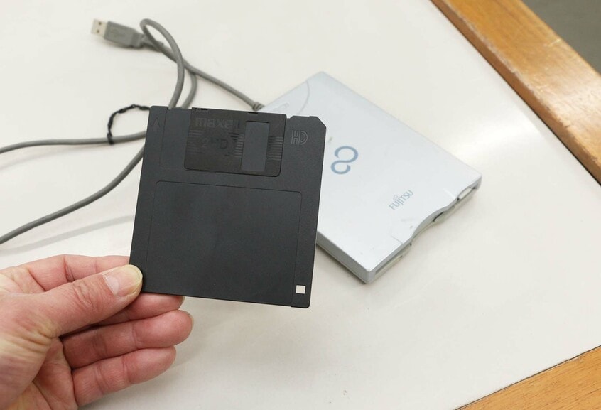 自治体で今でも使われている3.5インチのフロッピーディスク=米倉昭仁撮影