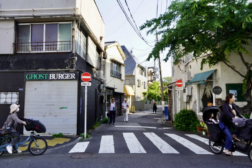 ヘビ道の入口。見つけられず迷う外国人観光客も多いとか(撮影・上田耕司)