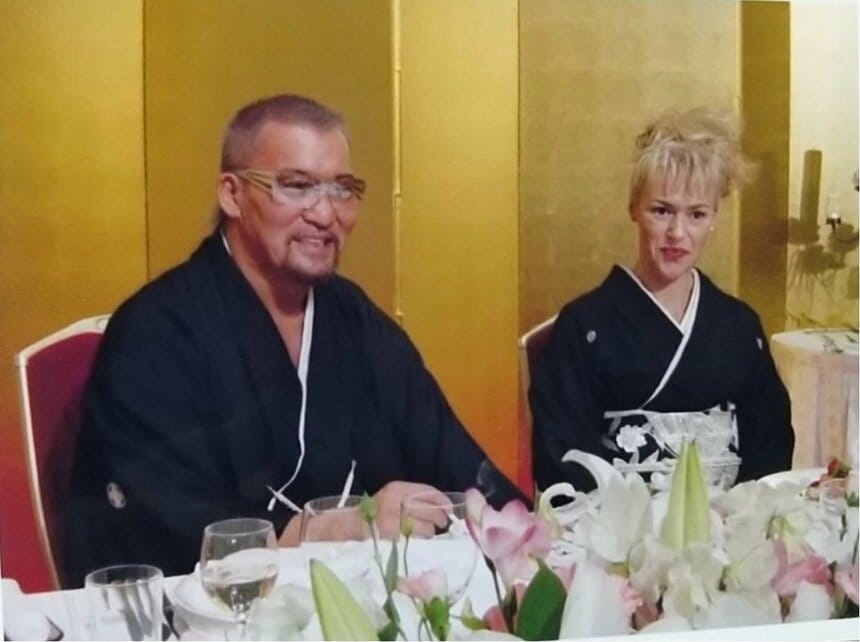 天山広吉選手の結婚式で仲人を務めた蝶野さんご夫妻／2003年（提供）
