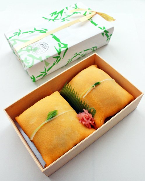 「茶巾ずし一人折」(税込み1080円、2個入り)は、薄焼き卵に包まれた酢飯の具材も丁寧に味付けされている。見た目も美しく、お土産として重宝しそうだ。茶巾ずしのほか、大阪鮓との詰め合わせ、単品もある。会合や慶事・法事にも利用されている。