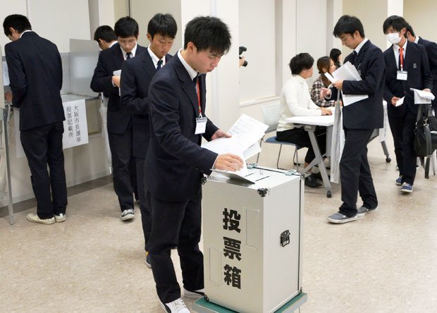 高校で行われた模擬選挙の様子　（c）朝日新聞社