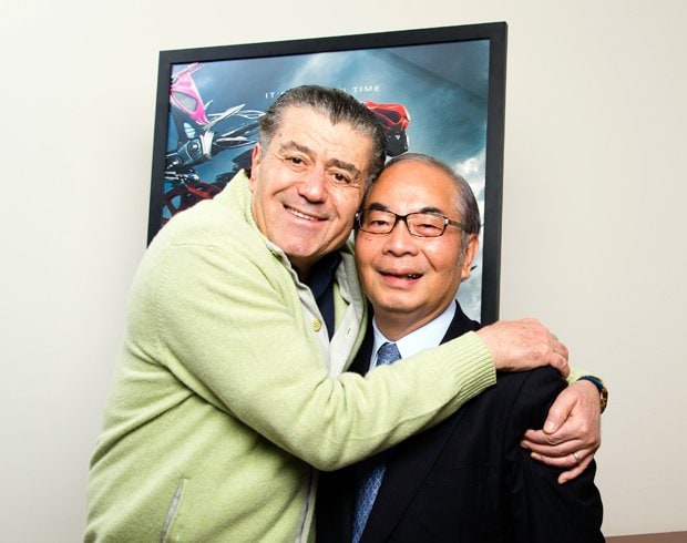 プロデューサーで、シリーズ育ての親であるハイム・サバン氏と、東映の“戦隊マイスター“である鈴木武幸顧問。ロサンゼルスのサバン氏のオフィスで（撮影／Ｋａｏｒｉ　Ｓｕｚｕｋｉ）