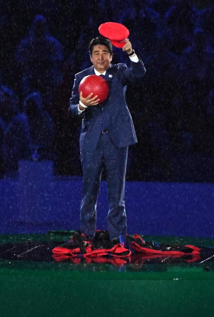 ２０１６年リオデジャネイロ五輪の閉会式に「マリオ」に扮して登場した安倍首相　（ｃ）朝日新聞社