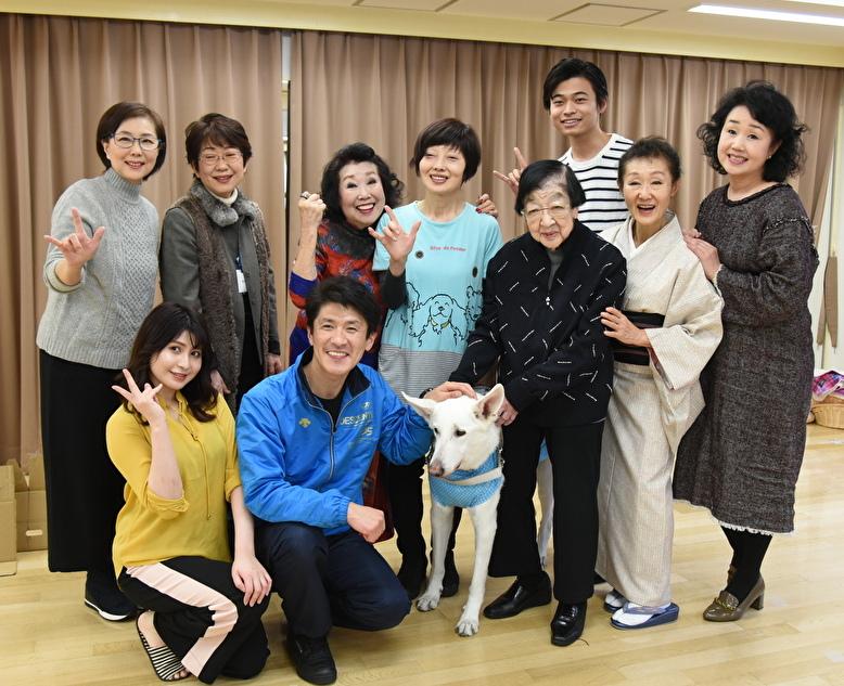 石井ふく子さん(前列右から3人目)と舞台「幸せのいれもの」の出演者=撮影・高鍬真之