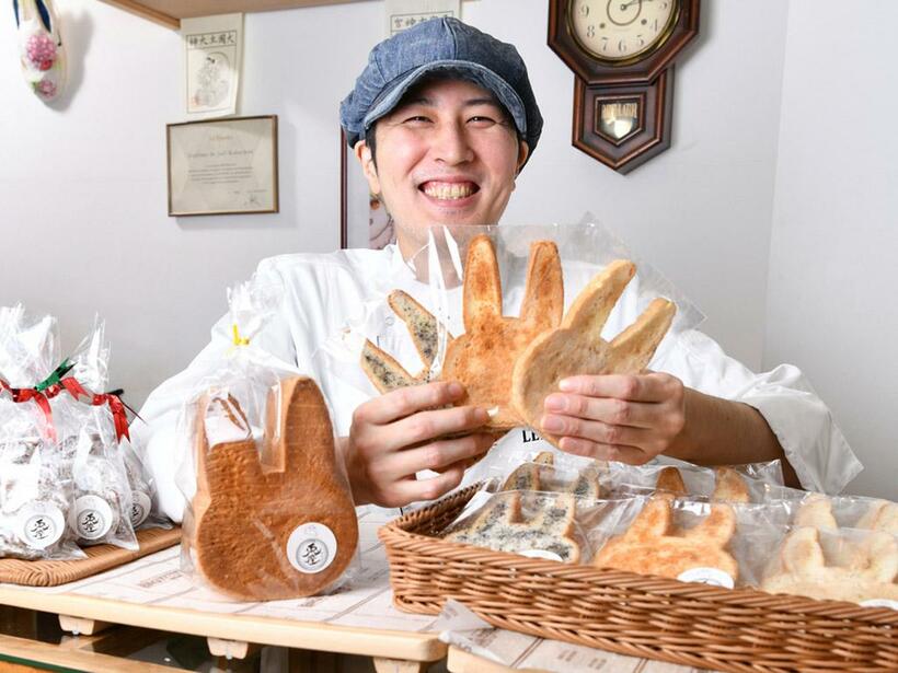 東京・杉並にある「ベーカリー兎座LEPUS」のご主人・東山伊織さんが手に持つのは「うさぎラスク」写真＝門間新弥、上田泰世（写真映像部）