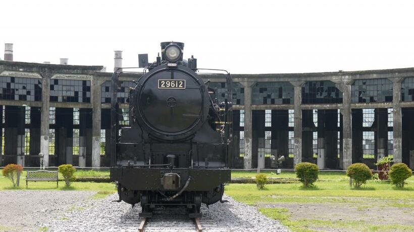 【久大線】
日田－由布院（ＪＲ九州）
この区間は観光列車の「ゆふいんの森」や「或る列車」も走る。写真は旧豊後森機関庫に静態保存されているＳＬ２９６１２号（ｐｈｏｔｏ　大分県玖珠町観光協会提供）