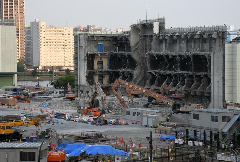 東京五輪を前に旧築地市場では建物の解体作業が進んでいる　（撮影／多田敏男）