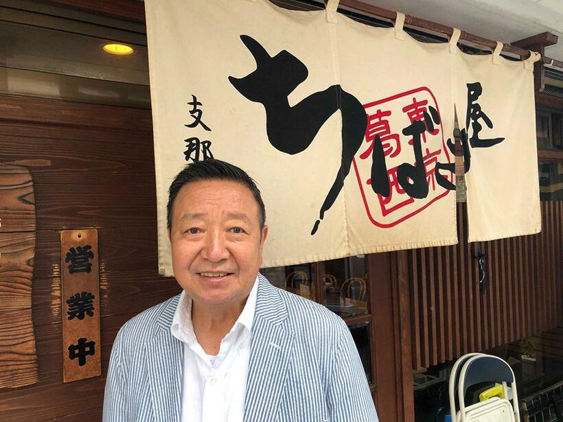 店主の千葉憲二さん。ちばき屋　葛西店前で／東京都江戸川区東葛西6-15-2／平日11:30～14:45、17:00～23:00、土曜11:30～23:00、日曜祝日11:30～22:45／定休日なし／筆者撮影