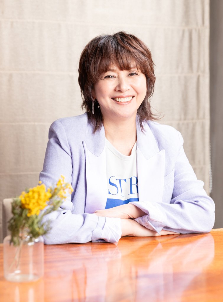 小泉今日子（こいずみ・きょうこ）／1966年、神奈川県生まれ。俳優、歌手、文筆家。82年、芸能界デビュー。2015年から代表を務める「株式会社明後日」ではプロデューサーとして舞台制作も手がける。著書に『黄色いマンション 黒い猫』（第33回講談社エッセイ賞受賞）ほか（撮影：写真映像部・上田泰世　hair & make up：石田あゆみ　styling：藤谷のりこ）
