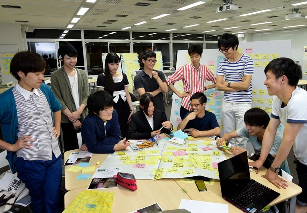 正解のない問いにみんなで挑む東京大学教養学部ブラインドデザインスタジオ自主的に集まって議論する学生たち。自習のときだけでなく授業中でも、議論のときは飲食が自由で、皆リラックスしているという（撮影／高井正彦）
