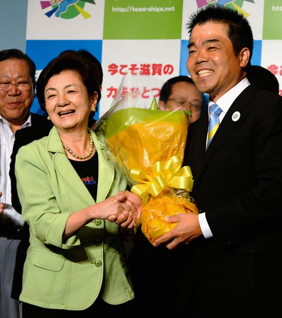 まさかの大逆転勝利に笑みを浮かべる嘉田由紀子前知事と三日月大造新知事（右）　（c）朝日新聞社　＠＠写禁