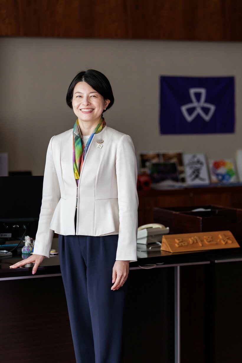 区長室で。スカーフは、多彩な色使いで未来の品川の姿を表現したブランドアートをデザインしたもの（撮影／倉田貴志）