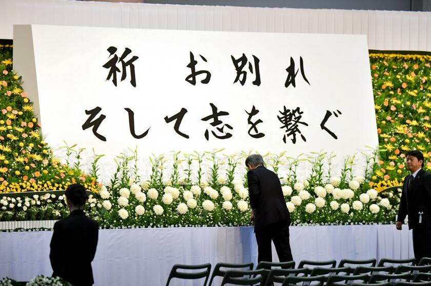 京都アニメーションの追悼式典の祭壇　(c)朝日新聞社