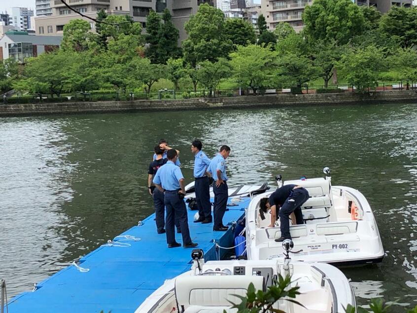 ボートに乗って警戒をする大阪府警の警官たち(撮影/今西憲之)