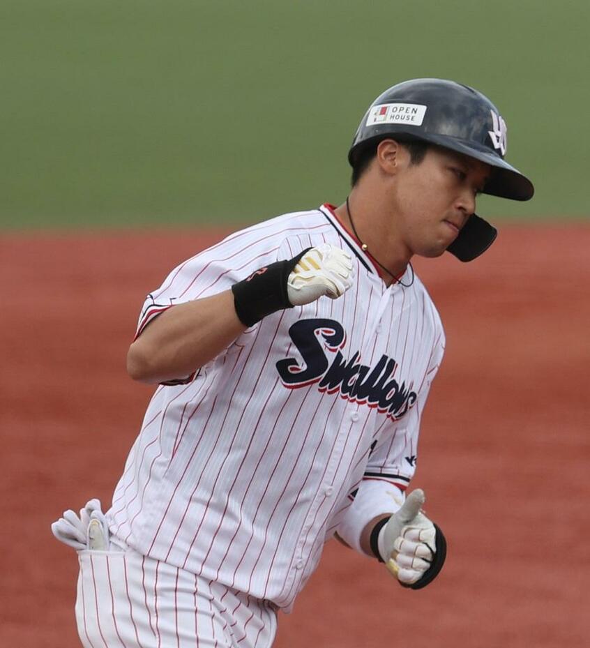 右の強打者の一人、ヤクルトの山田哲人 (c)朝日新聞社