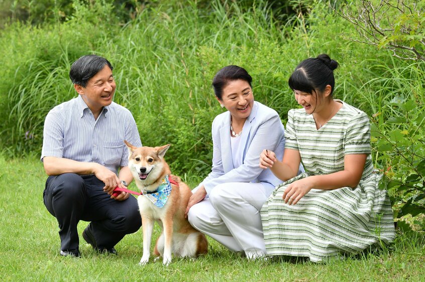 愛犬「由莉」と過ごす天皇ご一家。由莉のバンダナは、梅干しやシソ、ゴマのおにぎりのイラストが描かれたユーモアたっぷりの柄だ=2019年8月、栃木県那須町、代表撮影