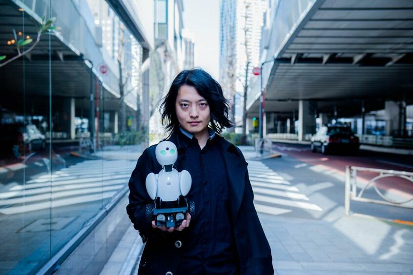 吉藤オリィさん（よしふじ・おりぃ）／ロボット研究者　1987年生まれ。オリィ研究所所長。自身の不登校体験をもとに、孤独解消を使命に掲げて分身ロボット「OriHime」を開発。職場や教育現場などで導入が進む。本名は吉藤健太朗（photo 提供）