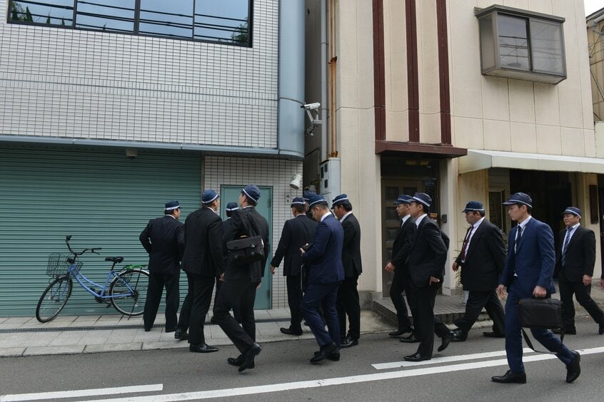 極心連合会の事務所に家宅捜索に入る大阪府警の捜査員＝2017年11月09日、大阪府東大阪市