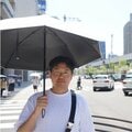 東京都心で「日傘男子」が急増中 直撃ルポでわかった「帽子じゃダメな理由」と「女性からの評判」