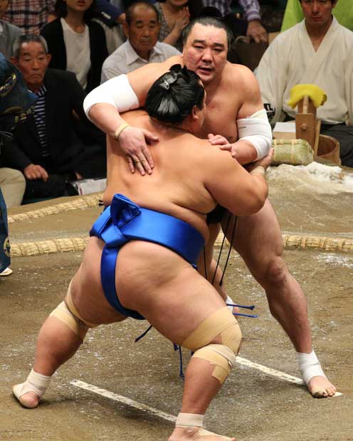 秋風漂う９月場所。一人横綱が序盤で連敗とは……（ｃ）朝日新聞社