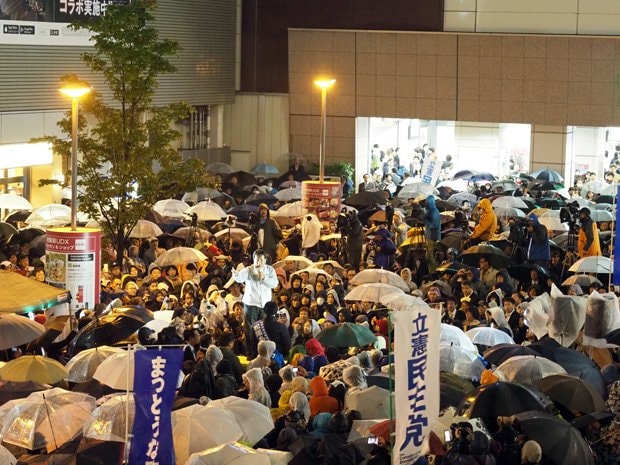 東京・秋葉原駅前に集まった聴衆に「右でも左でもなく、前へ」「下から、草の根の民主主義を取り戻す」と枝野氏は呼びかけた（撮影／西岡千史）