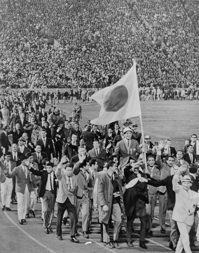 閉会式で各国の選手に肩車される日本選手団の福井誠旗手　（ｃ）朝日新聞社