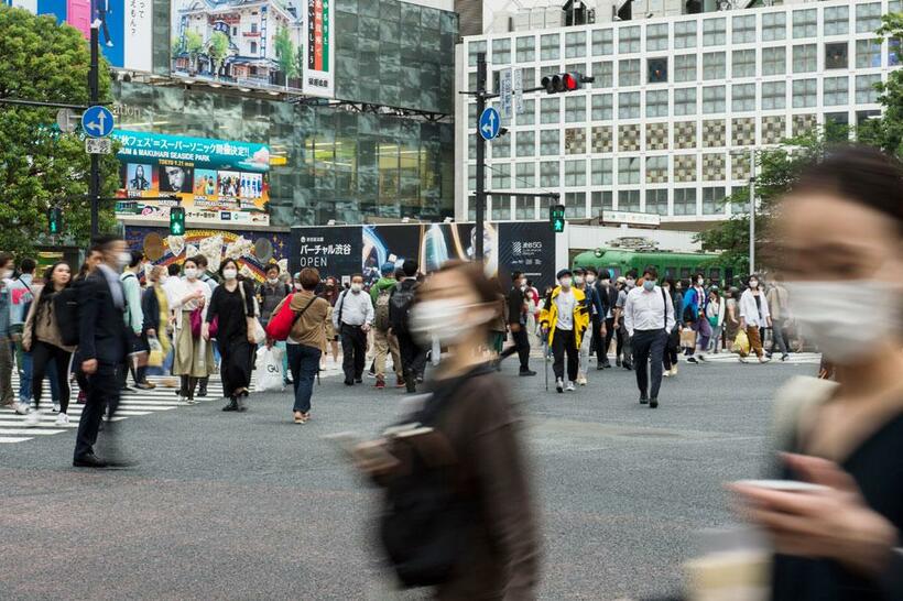 コロナ禍でもうすぐ３回目の夏を迎える。マスクが当たり前となった街中の風景はいつ変わるのだろうか＝2021年６月、東京都内（撮影／写真映像部・高野楓菜）